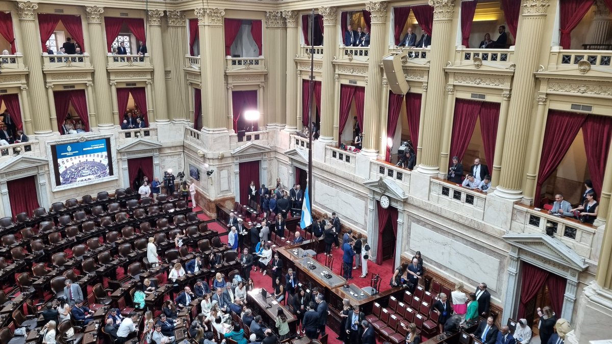 Sputnik_Report's tweet photo. #Argentina| Así luce el Congreso de la Nación a minutos de la asunción de Javier Milei. https://t.co/3jLJr5ZQ9b