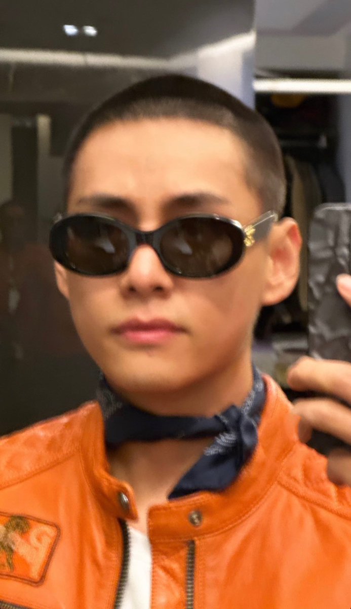 taetaebakery's tweet photo. i took his forehead tattoo off 😎 #taehyung #kalbo #itlog https://t.co/swkGHhhlQX