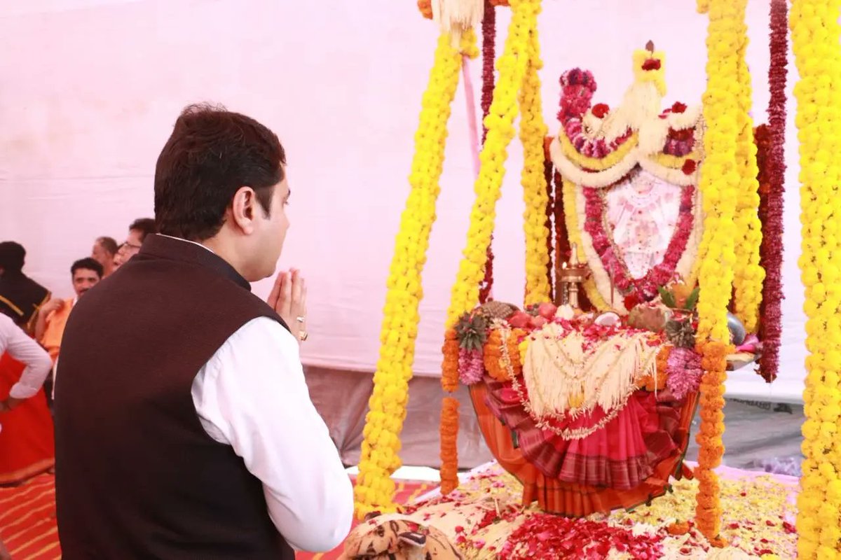 adv_ravivyas's tweet photo. भायंदर पूर्व नवघर रोड़ स्थित अय्यप्पा मंदिर मे आयोजित वार्षिक पूजा समारोह मे सहभागी हुआ. जहाँ भगवान अय्यप्पा के दर्शन और आशीर्वाद का अवसर मिला साथ ही सुधाकर गुरु स्वामी जी का विशेष स्नेह प्राप्त हुआ.एक बार फिर ये सौभाग्य देने के लिए सभी आयोजकों को धन्यवाद. 🙏

#AdvRaviVyas #BjpMiraBhayandar #145vidhansabha #AyappaMandir #VarshikPuja