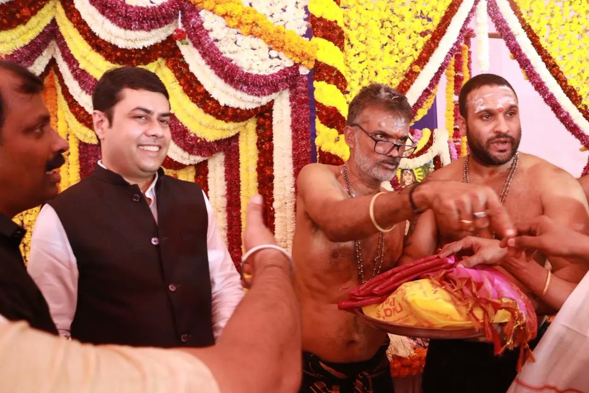 adv_ravivyas's tweet photo. भायंदर पूर्व नवघर रोड़ स्थित अय्यप्पा मंदिर मे आयोजित वार्षिक पूजा समारोह मे सहभागी हुआ. जहाँ भगवान अय्यप्पा के दर्शन और आशीर्वाद का अवसर मिला साथ ही सुधाकर गुरु स्वामी जी का विशेष स्नेह प्राप्त हुआ.एक बार फिर ये सौभाग्य देने के लिए सभी आयोजकों को धन्यवाद. 🙏

#AdvRaviVyas #BjpMiraBhayandar #145vidhansabha #AyappaMandir #VarshikPuja