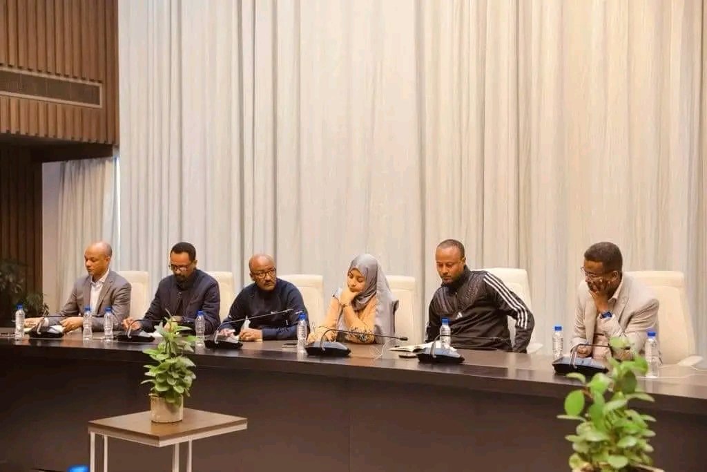 aa_prosperity's tweet photo. ከንቲባ አዳነች አቤቤ የትራንስፖርት አገልግሎትን ለማዘመን እና በዘርፉ ላይ የሚስተዋሉ ክፍተቶችን በመቅረፍ ዘመናዊ የትራንስፖርት ስርዓት መዘርጋት በሚቻልባቸው መንገዶች ዙሪያ ከትራንስፖርትና ሎጂስቲክ ሚ/ር አመራሮች ጋር ውይይት አድርገዋል https://t.co/yJGL6MSiqQ