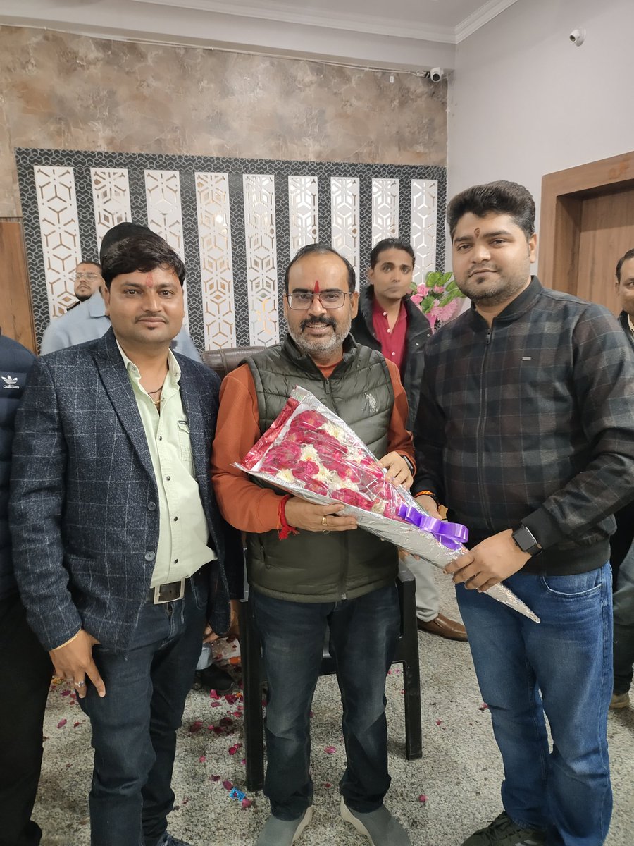 iAnkitShrma's tweet photo. राजनगर विधानसभा 50 से @BJP4India भाजपा के नवनिर्वाचित विधायक श्री अरविंद पटैरिया जी @ArviindBJPmp से आज पुष्प गुच्छ भेंटकर उनको विधायक बनने की शुभकामनाएं दी 💐

#RajnagarAssembly #ArvindPateriya #BJPMP #MPElection2023 https://t.co/aX41OrUpkI
