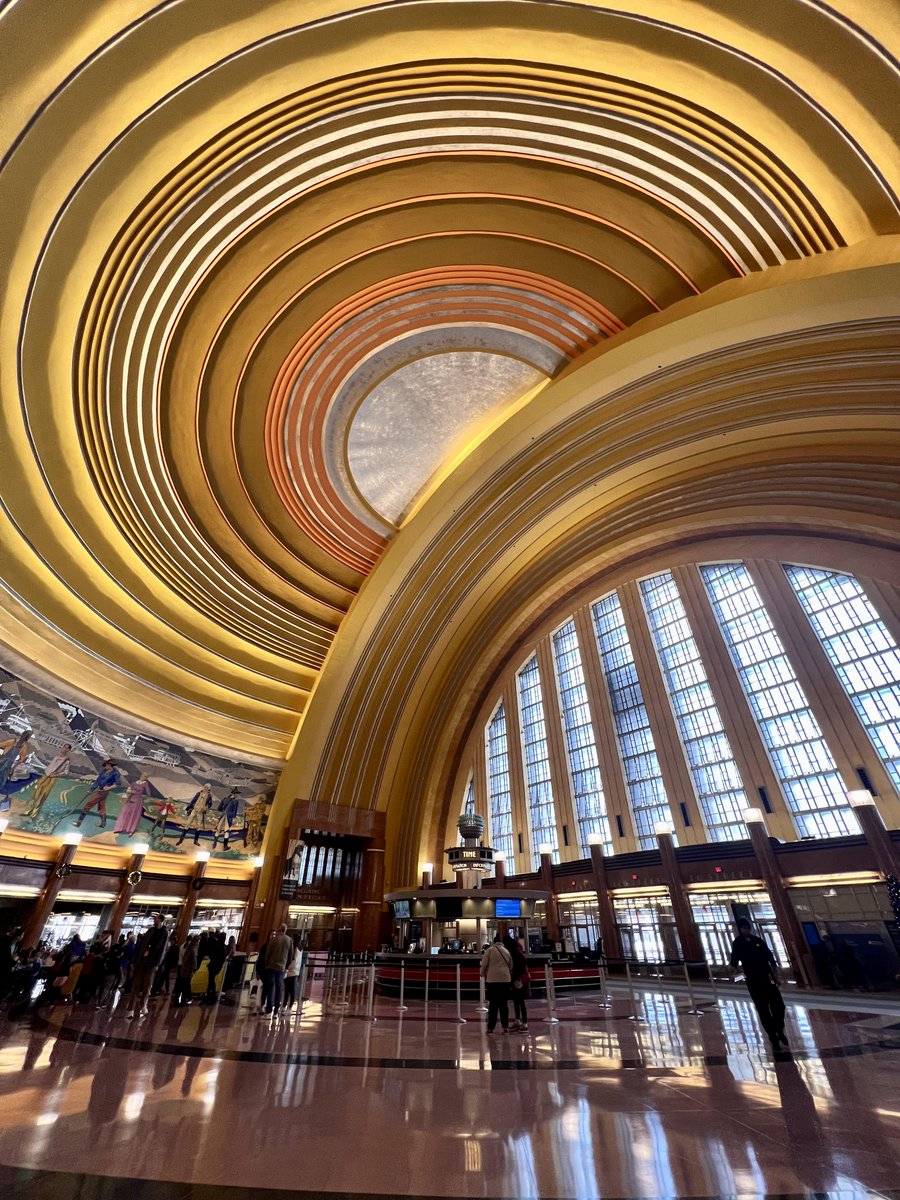 America was supposed to be Art Deco. 

Marvels of American Art Deco design - a thread 🧵

1. Union Terminal, Cincinnati, OH (1933)