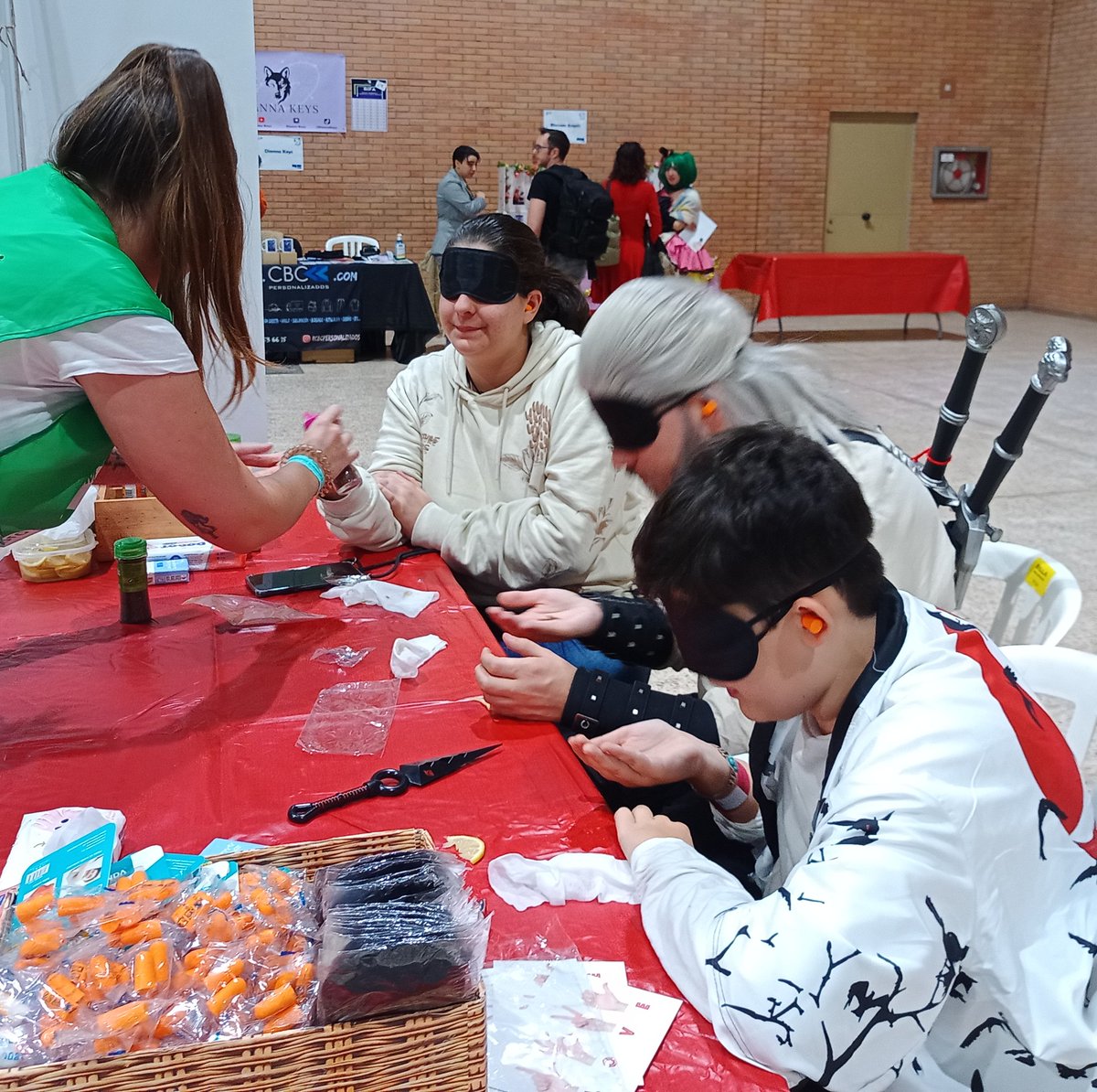 Estamos en <a href="/Mangafest/">Mangafest</a>
Desde Rivia de Witcher ha venido Gerald a meterse en la piel de una persona con #sordoceguera. Pero no es el único. Han pasado muchos: Tanjiro, Nezuko, Gojō, Nobara, Itadori, Eren, Goku... ¿Y tú, cuándo? Esta tarde de 15:30 a 19:30 es tu última oportunidad!!