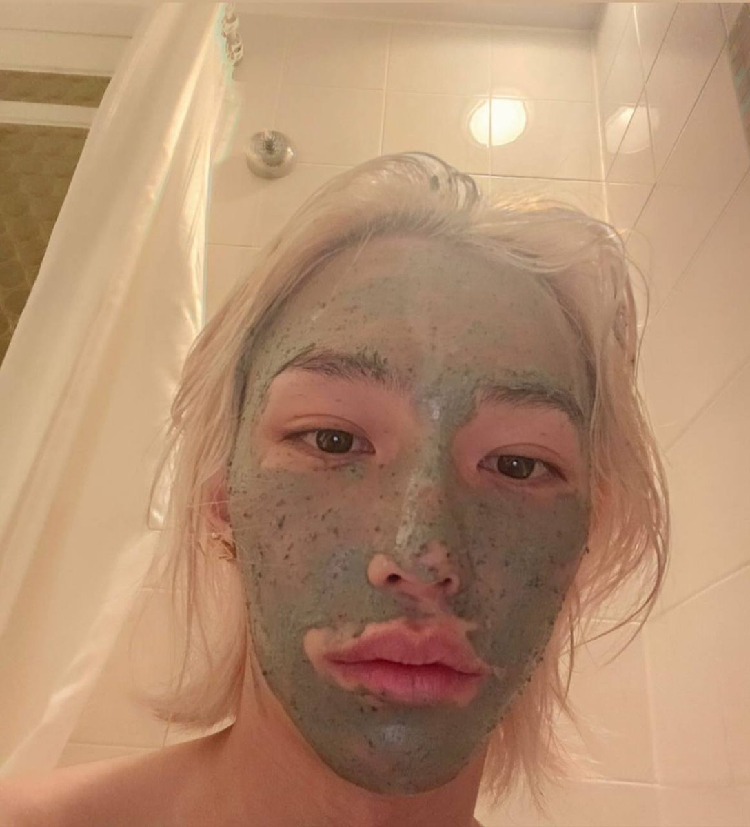 1uuntitled's tweet photo. Hyunlix au one shot

felix e hyunjin são namorados que estão entediados e decidem experimentar a skincare da irmã de Felix... https://t.co/9yNW73BSmh