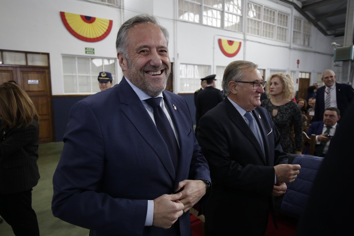 Cortes_CYL's tweet photo. Hoy @CarlosPollan ha asistido a la jura de bandera de los alumnos de las Promociones XXXII TP y XXXIV de la Academia Básica del Aire,que se ha celebrado en la Base de la ABA en La Virgen del Camino, con motivo de la Festividad de la Virgen de Loreto, Patrona del Ejército del Aire https://t.co/Kkk1UWPCAS