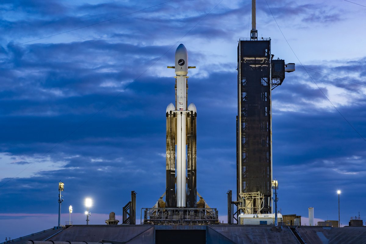 MatejSoukup8's tweet photo. V noci z pondělí na úterý se můžeme těšit na start jedné z nejsilnějších raket současnosti. #SpaceX plánuje vypustit Falcon Heavy s miniraketoplánem X-37B. Více informací zítra v 16:00. https://t.co/ZK219eIqOX