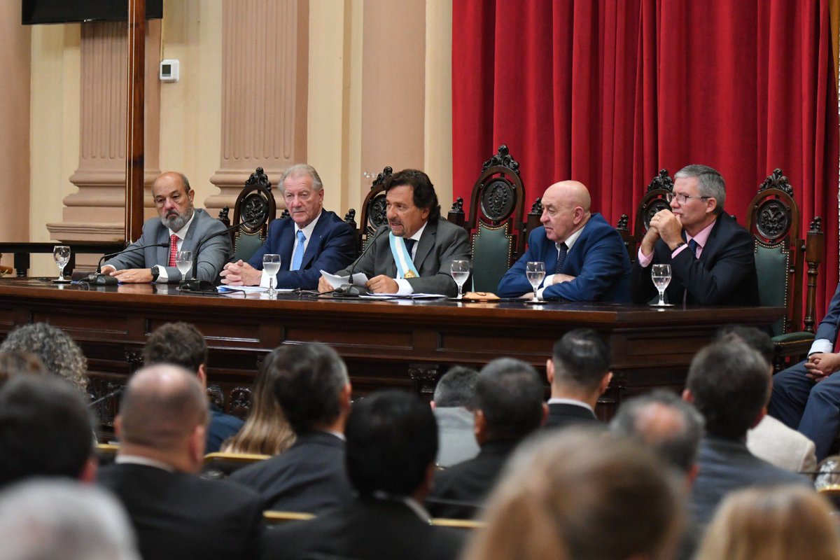 GustavoSaenzOK's tweet photo. En este nuevo periodo como Gobernador de Salta, quiero reafirmar más que nunca mi compromiso federal y de consenso político.

Desde lo mas profundo de mi corazón quiero agradecerles nuevamente la confianza y por haber depositado en este salteño sus sueños y esperanzas ♥️🖤👏🏻 https://t.co/EEtUNA202W
