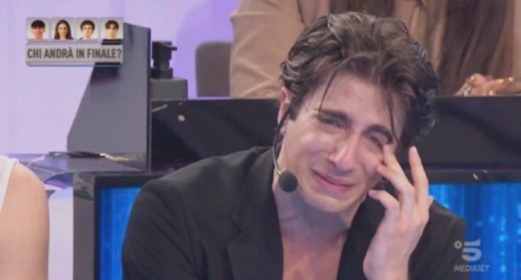 ilomiloac's tweet photo. Holden ti prego basta farmi struggere ogni volta per i tuoi inediti basta #amici23 https://t.co/UfNjK3g7tq