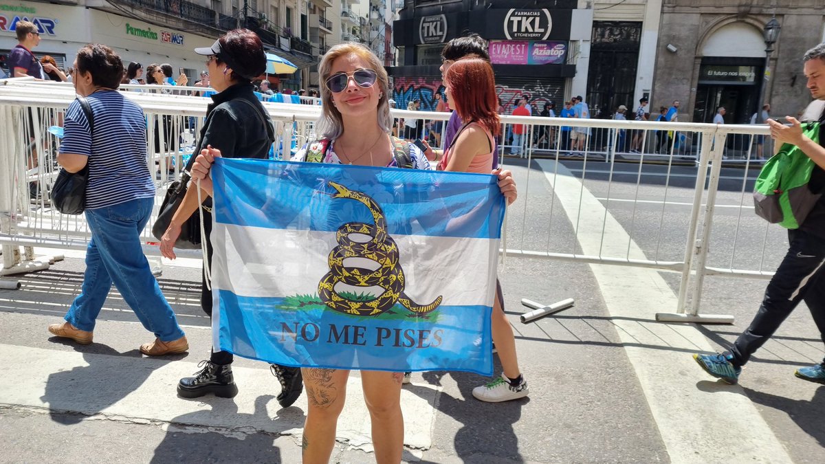 Sputnik_Report's tweet photo. #Argentina| "No me pises": el lema de la bandera de una simpatizante de Javier Milei. https://t.co/YGKUzT89i1