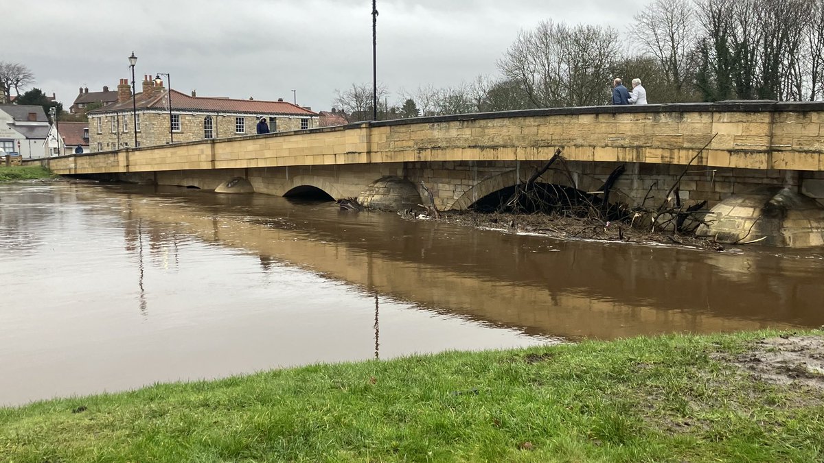 As river levels continue to rise in the wake of heavy rain, the A659 #Tadcaster is CLOSED at Bridge St, as the #Wharfe rises. In #Cawood the B1222 over the #Ouse is around 3/4 metre off the bridge deck. More ⁦@BBCYork⁩ ⁦@BBCLookNorth⁩