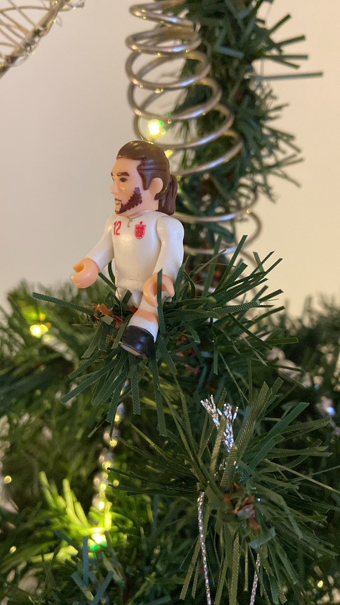 Tree’s up. And look who’s topping it. Our lord and saviour, Andy ‘Christmas’ Carroll. He does the job every year Just don’t have him in West Ham kit!! Damn. @AndyTCarroll @WestHam @BigTomD