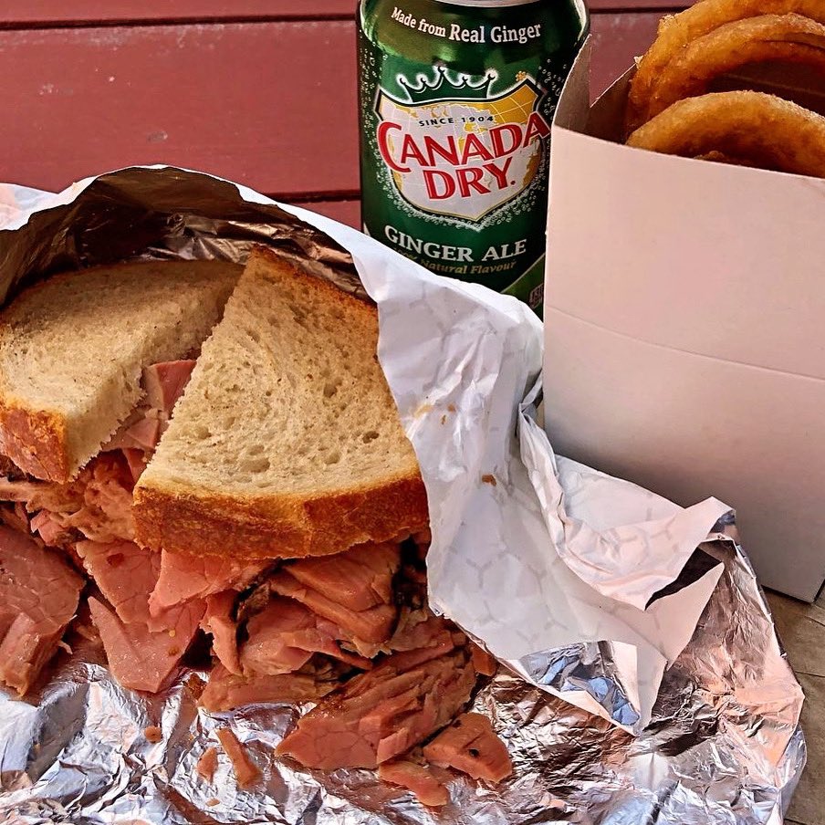 eatingyyz's tweet photo. Awake? Hi Sunday, wouldn't you want to feast on a big portion of Montreal #smokedmeat, hand cut, stacked on rye with yellow mustard? 🤤
This spot in the east end (#UpperBeaches) is run by David Brown who has 48 years of experience as a butcher. What touched me was seeing how he has made an impact in the community by offering food to veterans, seniors, pensioners, the hungry, and the homeless during a time when food insecurity is so prevalent in our city. Not only that, he is sensitive to the vegan community and offers options in that regard that are thoughtfully cooked on a dedicated vegan grill. Give them a try. 💚
ℹ️ @884Meat
📍 884 Kingston Rd, Toronto
☎ 647-484-4488
📷 tokolovefood (IG)
➕ Montreal Smoked Meat Sandwich ($11.99)
So hungry! Love you #Toronto! 💚
#fearlessmeat #montrealsmokedmeat #torontosandwiches #acebakery #takeoutto #kingstonroadvillage #eatingyyz