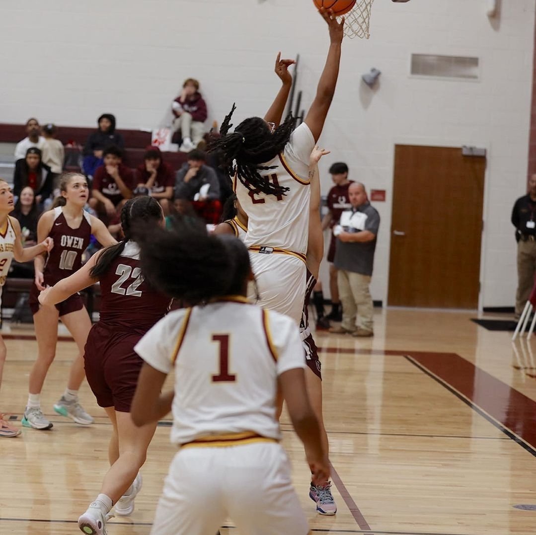 BrookBratt08's tweet photo. I come form a place where they don't do no Capping... or what ever ScarLip said! @TwittyTown3 @TwittyCoach @tote_foundation @CoachShauntay @CghrMedia @PhoenixWwbb @DelaneyRudd1 @CoachZellCCC @BriCarelock2026 @CMcBaller12 @CoachBWolfe @IAmBallHawk @PGH_NC @TJCAAthletics 🏀💪🏾#2Foe https://t.co/SWkK8auLJo