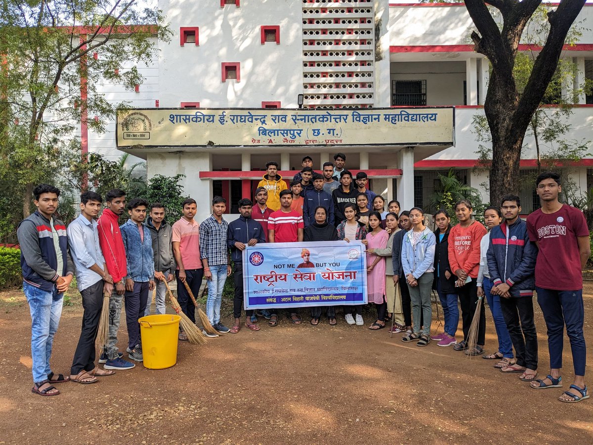 Nss_Sci_clg_bsp's tweet photo. 10 दिसंबर,विश्व मानवाधिकार दिवस पर @Nss_Sci_clg_bspके स्वयंसेवकों ने अपने अधिकारों व राष्ट्र के प्रति अपने कर्तव्यों को समझते हुए इसे स्वच्छता के लिए समर्पित किया@usharat09502416 जी के साथ सभी ने पहल की शुरुआत अपने महाविद्यालय से की व प्लास्टिक मुक्त का संकल्प लिया@manojsinha812 https://t.co/LONgyMmSzY