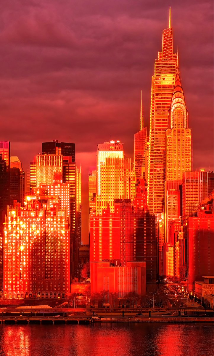 isardasorensen's tweet photo. The #NYC skyline basks in the fiery golden glow of today’s #sunrise. #NewYork https://t.co/M3BKnqtEBI