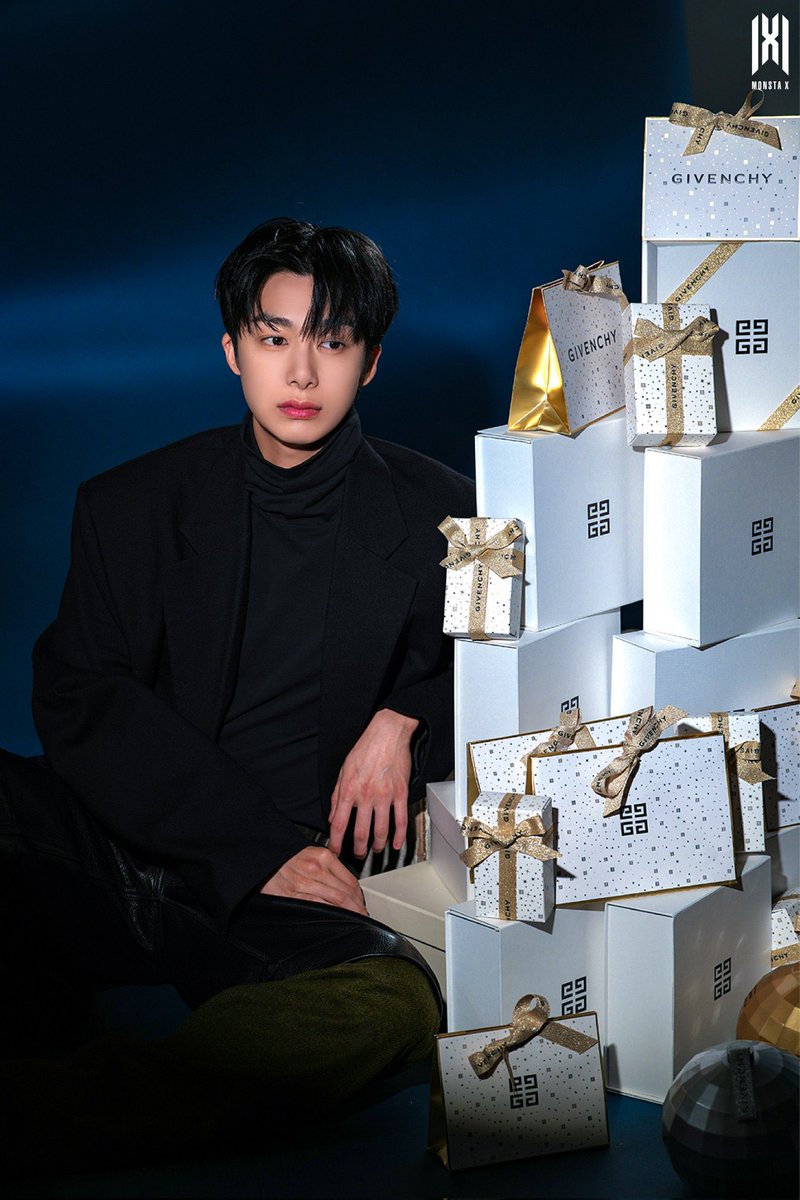 hyungwon x givenchy 

cosmopolitan behind photos #형원