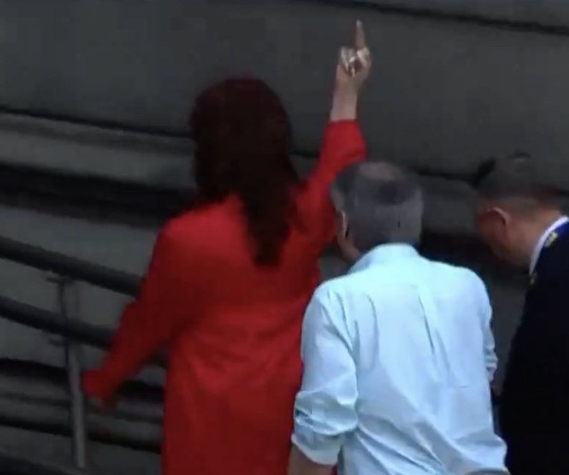 gvelez86's tweet photo. Así se despide de la vicepresidencia de Argentina Cristina Fernández de Kirchner. Una vergüenza, típico de zurdos corruptos. https://t.co/p6WD7w8w26