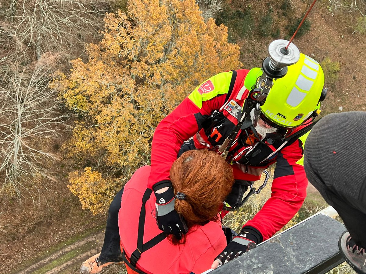 Rescatada con fractura de peroné una mujer (49 años #Maliaño) que realizaba la ruta de #Ucieda al Refugio de Urizosa #Ruente.El equipo del helicóptero de <a href="/cantabriaes/">Gobierno Cantabria</a> ha realizado operación de grúa para bajar y subir a la víctima, médico y rescatador sobre la vertical de la pista