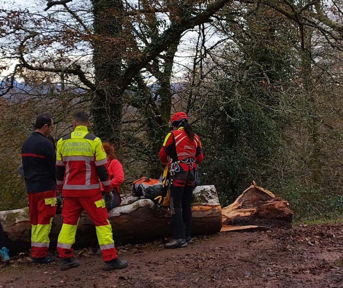 También se desplazaron a la zona bomberos de @112Cantabroa para asistir al equipo médico en acomodar a la afectada en la camilla. Ha sido trasladada al #SeveBallesteros y de ahí en ambulancia a <a href="/HUnivValdecilla/">Hospital Universitario Marqués de Valdecilla</a>