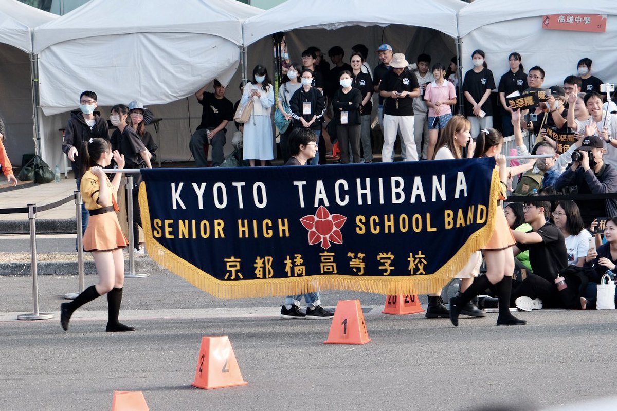 speedbug4859's tweet image. #橘色惡魔襲捲高雄  傳說中的 #橘色惡魔 果然很強大啊！雖然看過好幾次 #橘高校 網路上的表演影片，現場欣賞還是第一次，鮮豔亮眼的橘色制服，輕快的曲風還有燦爛的笑容，真的是不自覺地心情就很好啊！尤其是成名曲 sing 快速變換的腳步動作但卻又這麼穩定，超強大的！ #kyotoTachibana
