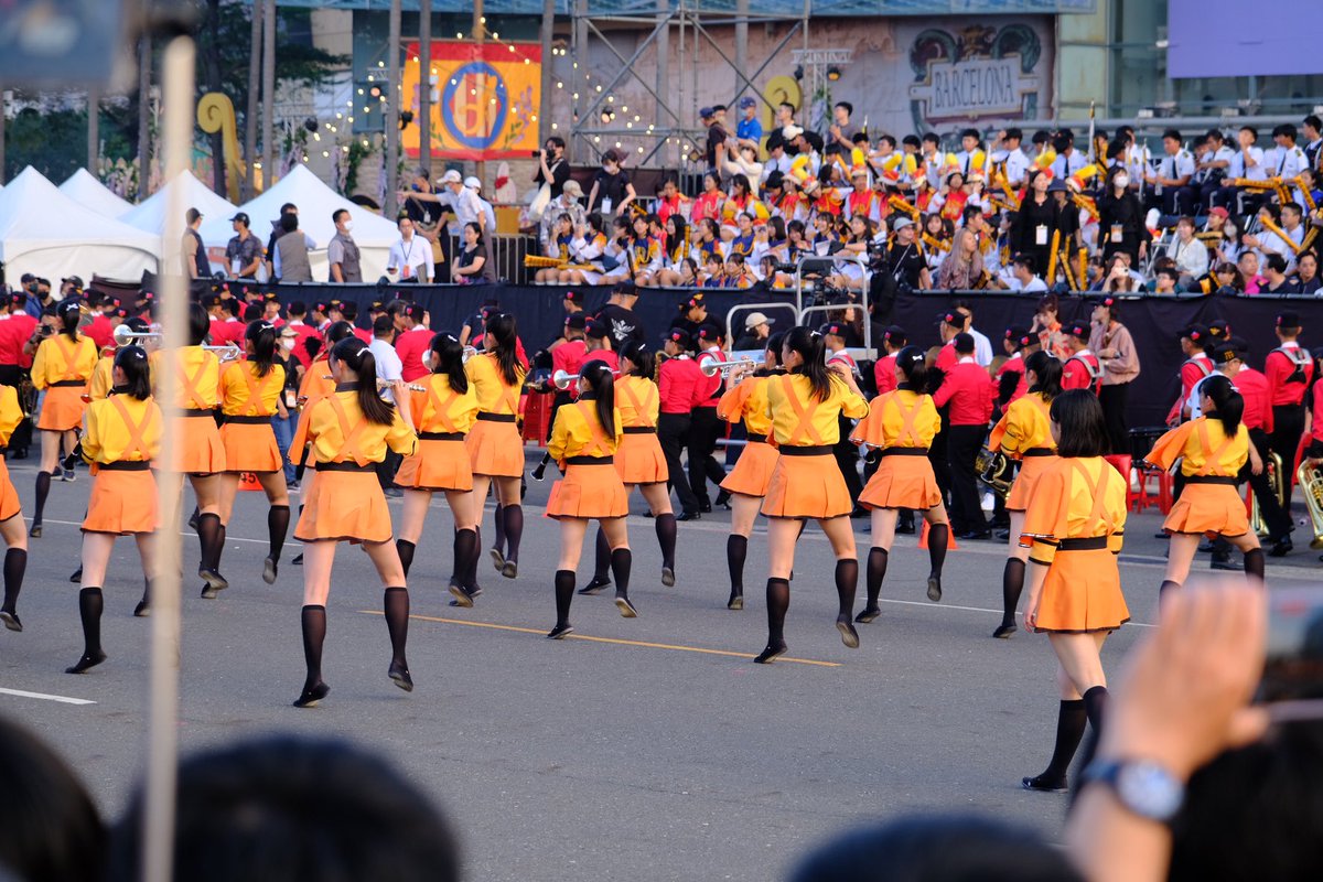 speedbug4859's tweet image. #橘色惡魔襲捲高雄  傳說中的 #橘色惡魔 果然很強大啊！雖然看過好幾次 #橘高校 網路上的表演影片，現場欣賞還是第一次，鮮豔亮眼的橘色制服，輕快的曲風還有燦爛的笑容，真的是不自覺地心情就很好啊！尤其是成名曲 sing 快速變換的腳步動作但卻又這麼穩定，超強大的！ #kyotoTachibana