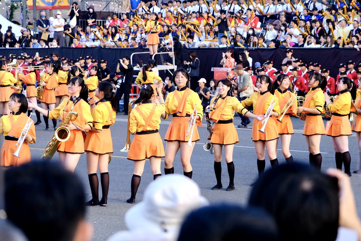 speedbug4859's tweet image. #橘色惡魔襲捲高雄  傳說中的 #橘色惡魔 果然很強大啊！雖然看過好幾次 #橘高校 網路上的表演影片，現場欣賞還是第一次，鮮豔亮眼的橘色制服，輕快的曲風還有燦爛的笑容，真的是不自覺地心情就很好啊！尤其是成名曲 sing 快速變換的腳步動作但卻又這麼穩定，超強大的！ #kyotoTachibana
