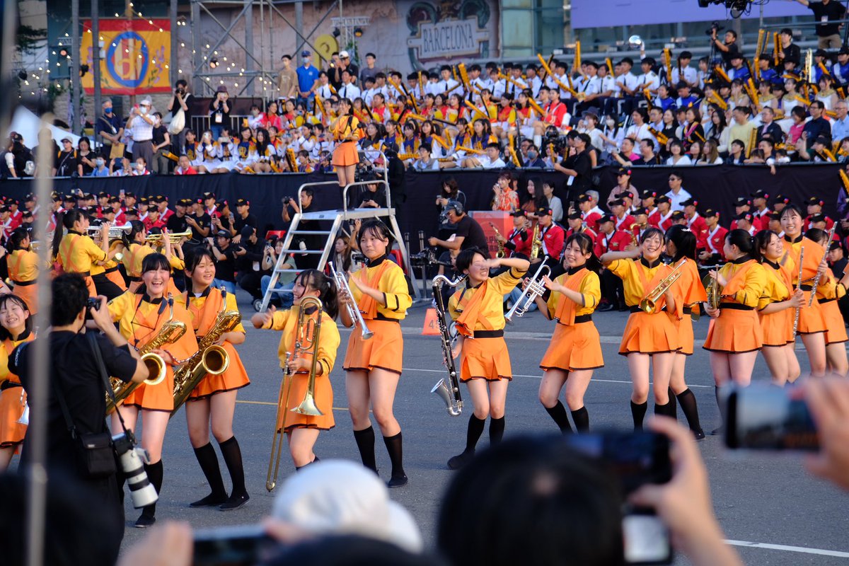 speedbug4859's tweet image. #橘色惡魔襲捲高雄  傳說中的 #橘色惡魔 果然很強大啊！雖然看過好幾次 #橘高校 網路上的表演影片，現場欣賞還是第一次，鮮豔亮眼的橘色制服，輕快的曲風還有燦爛的笑容，真的是不自覺地心情就很好啊！尤其是成名曲 sing 快速變換的腳步動作但卻又這麼穩定，超強大的！ #kyotoTachibana