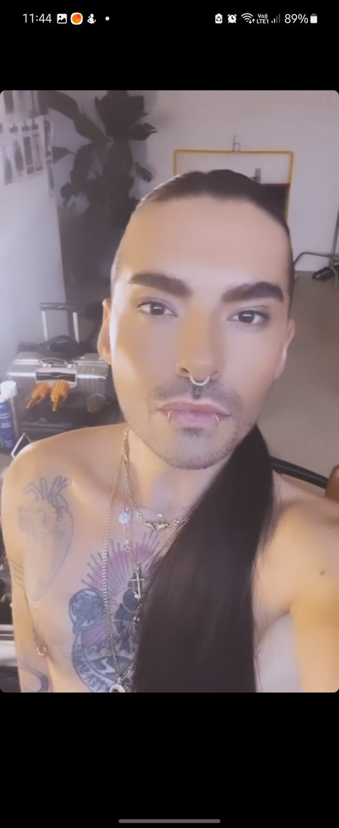 fasitoxx_'s tweet photo. Bill me hace acordar a las girls clean make up 💋💋💋 TAN DIVINOOO https://t.co/HwKOXz1EML