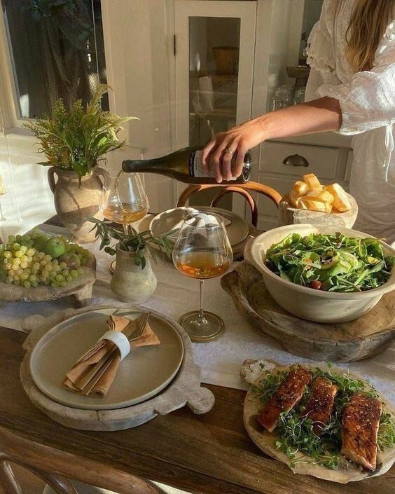 flowersxndwine's tweet photo. ㅤ🥗🥖🍇🍷🐶💕ㅤw/@alecklntr https://t.co/1xxqODjtv2