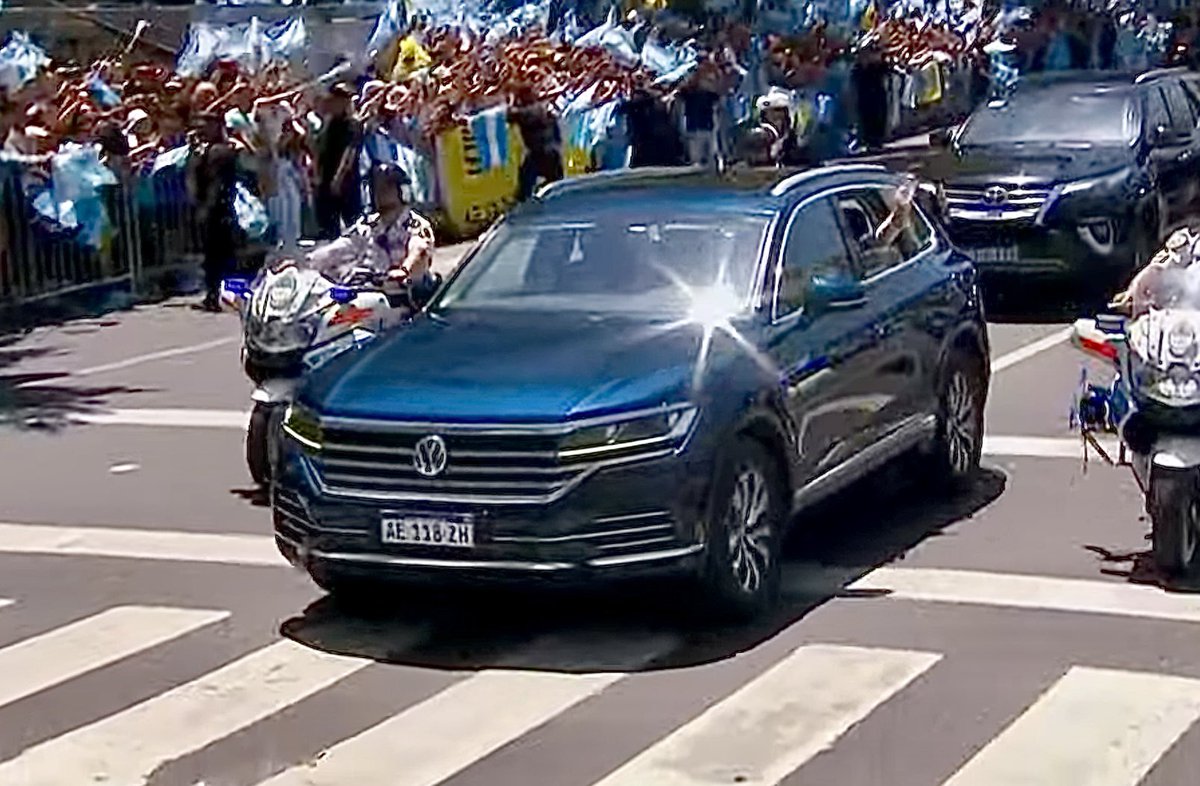 Al final Milei arrancó la caravana hacia el Congreso en una VW Touareg, (seguramente 3.0 V6 turbodiésel). En 2015 Macri también usó una Touareg (híbrida).