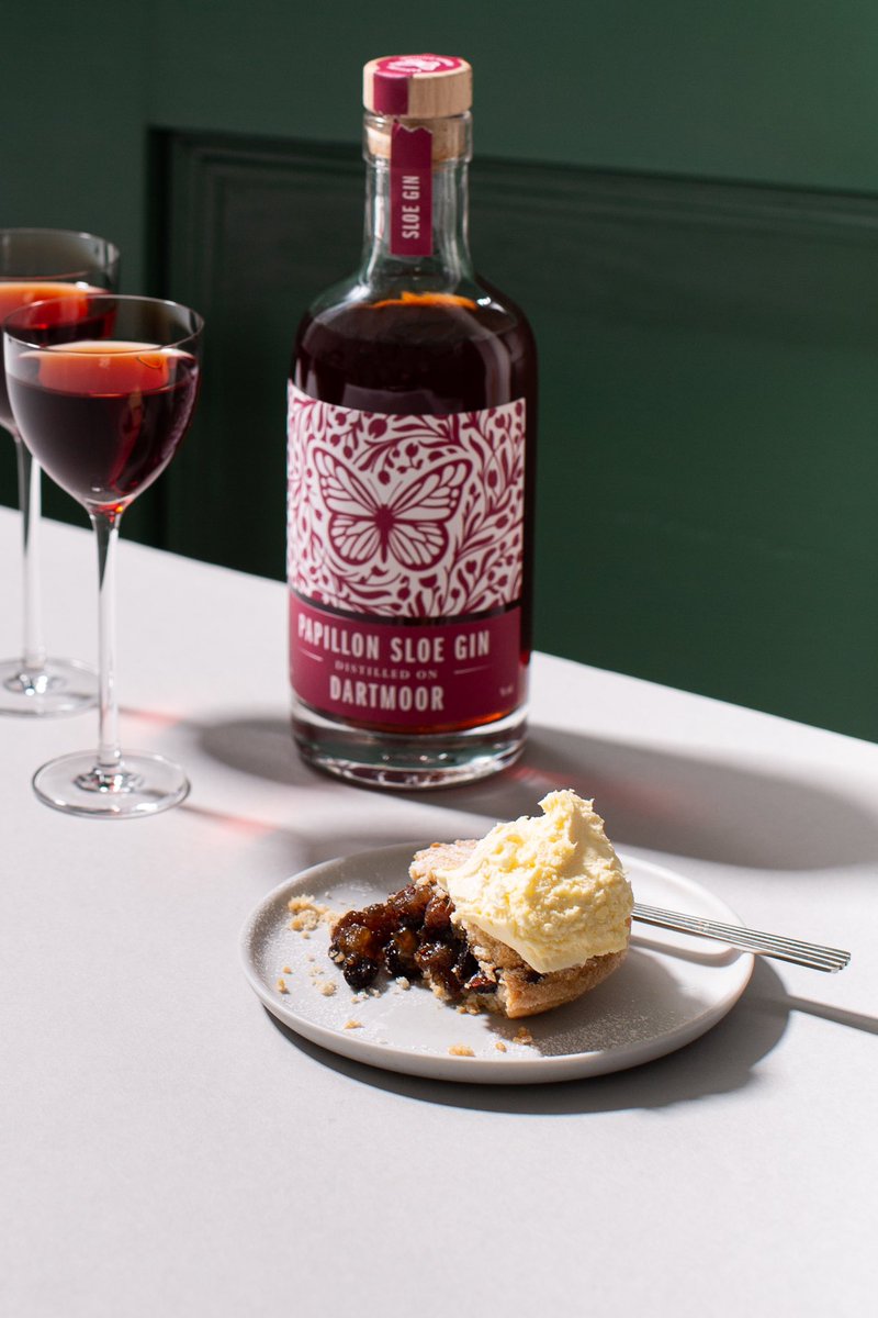 Sunday evening treat
A tot of our Sloe or Cask Aged Sloe Gin with a mince pie (smothered in clotted cream of course!)
You’ve earned it 👊

#sloegin #caskagedsloegin #mincepie #clottedcream #madeindevon #distilledondartmoor #dartmoor