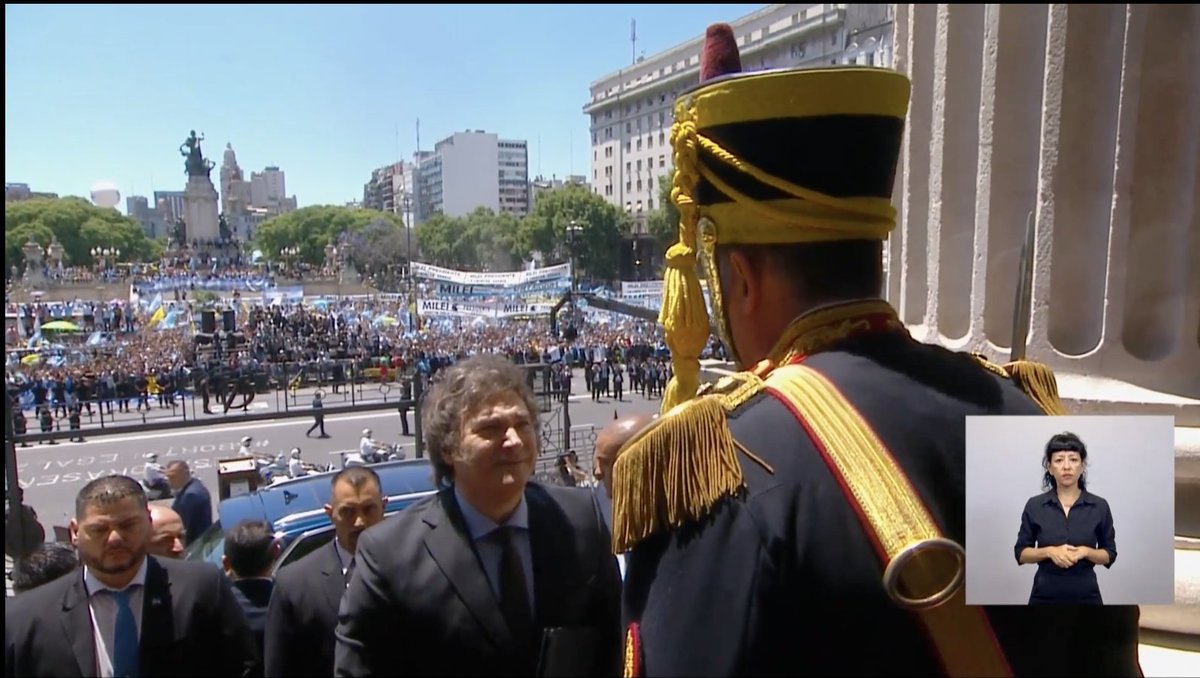 PMunozIturrieta's tweet image. Banderas argentinas 🇦🇷, granaderos a caballo y mucho orden. ¡Qué diferencia con la basura kirchnerista y los festejos pervertidos de sudor marika!