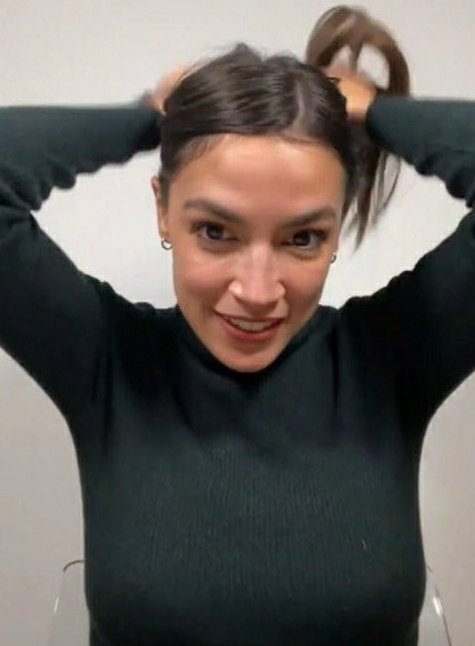 LilMoonLambo's tweet photo. when you show her how much solana you own: https://t.co/wujUX4lIbd