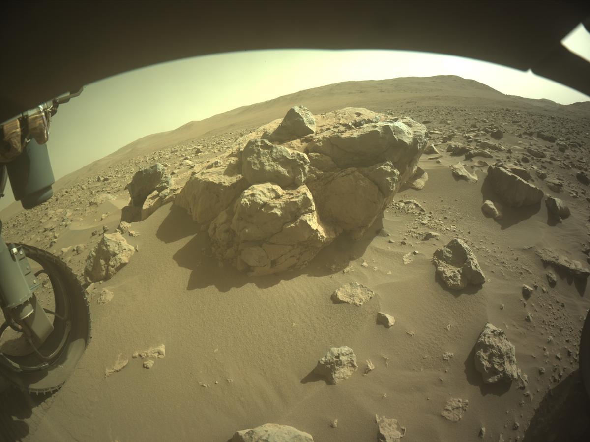MarsMissionImgs's tweet photo. #PerseveranceRover image taken on #Sol859 at 3:19:09.843 PM with #FrontHazcam #Mars #NASA #Space https://t.co/3eD36KI5ev