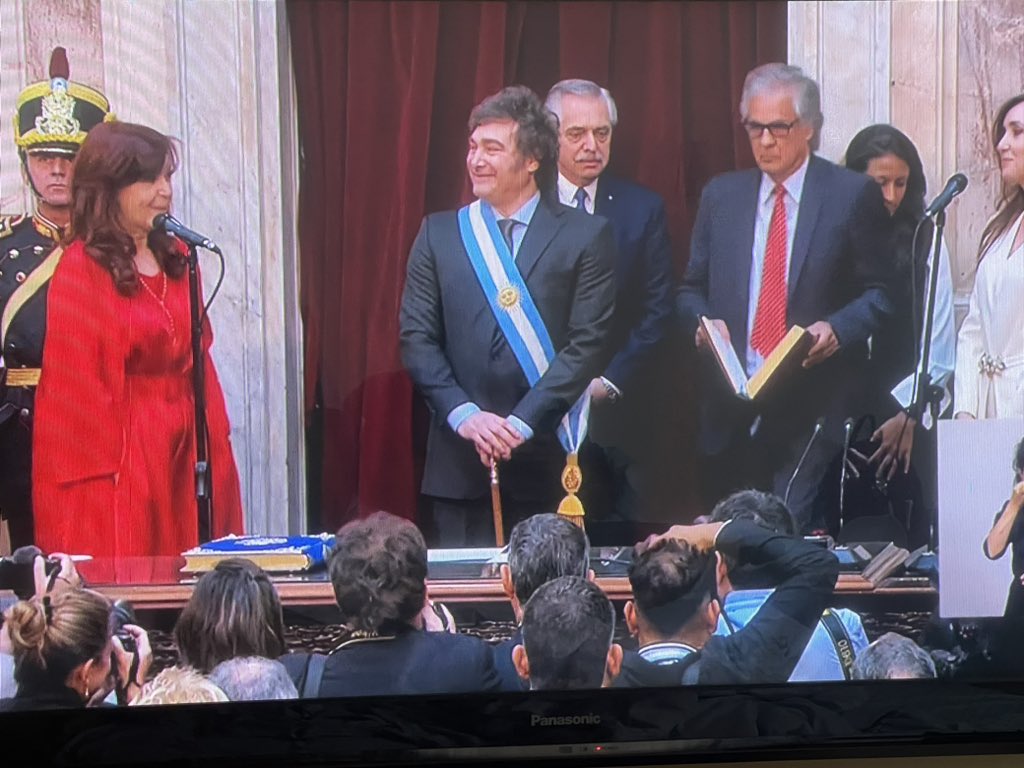 MichelCaballero's tweet photo. ¡PAQUETAZO NEOLIBERAL!

Javier Milei anunciará un paquetazo para hundir más al pueblo argentino, luego que Alberto Fernández le entregara la presidencia en bandeja de plata. 

¿Cuánto durará en la presidencia? https://t.co/uyrub9Z1zO