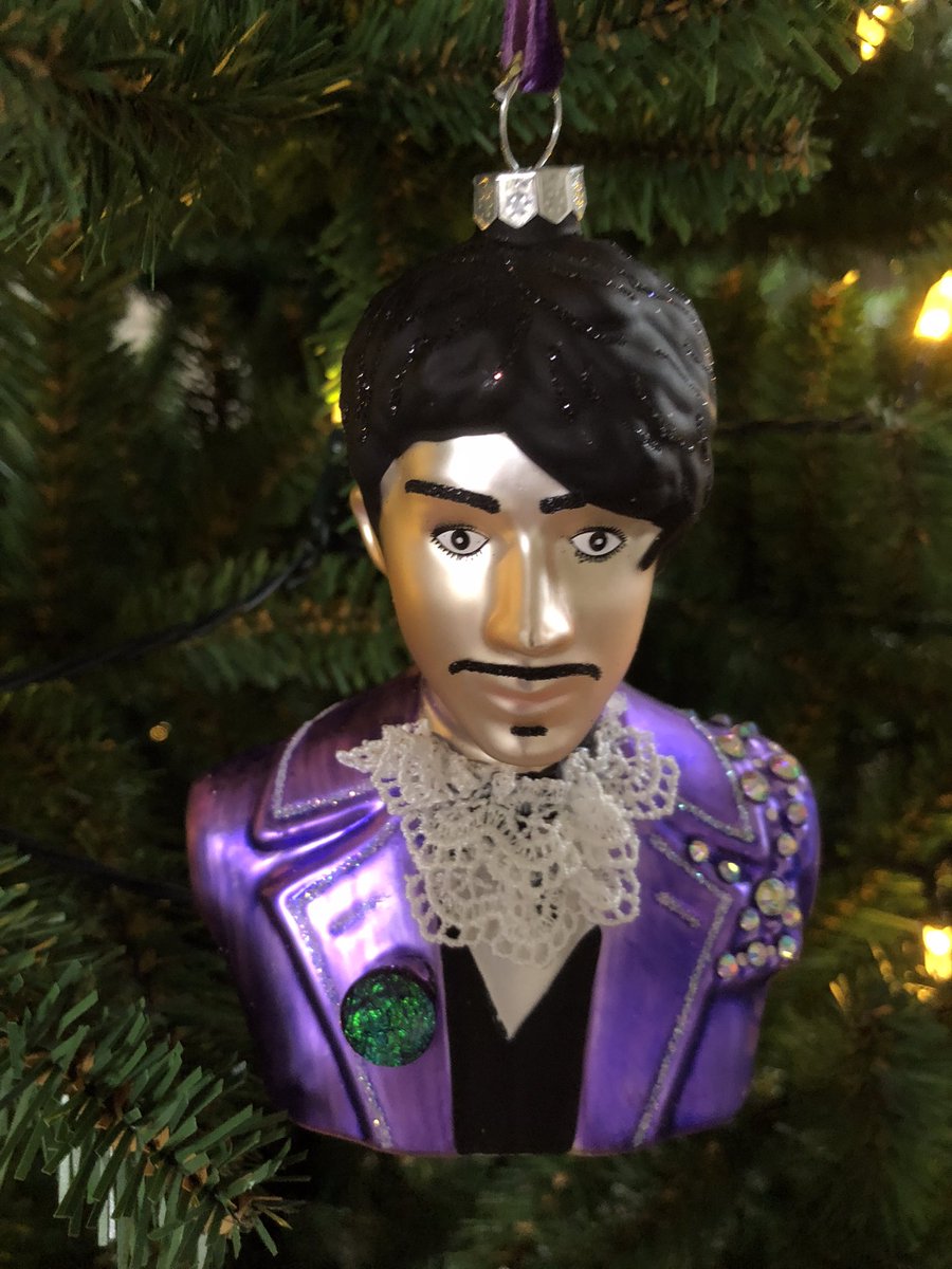Hij hangt… #christmastree #christmasornament #present #maarssen #merrychristmas #christmasdecorations #kerst #kerstversiering #kerstboom #sunnyafternoon  #prince #tafkap #purplefamily #minneapolis #purpletree