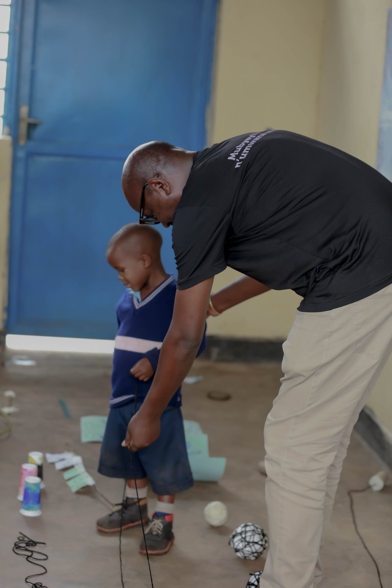 VSO_Rwanda's tweet photo. @VSO_Rwanda's staff and volunteers, together with parents and teachers, had the opportunity to make some TLMs (teacher learning materials) and shared them with the children.
#VSOweek
#ivd2023
#WevolunteerFor https://t.co/1EJBJEdZLC