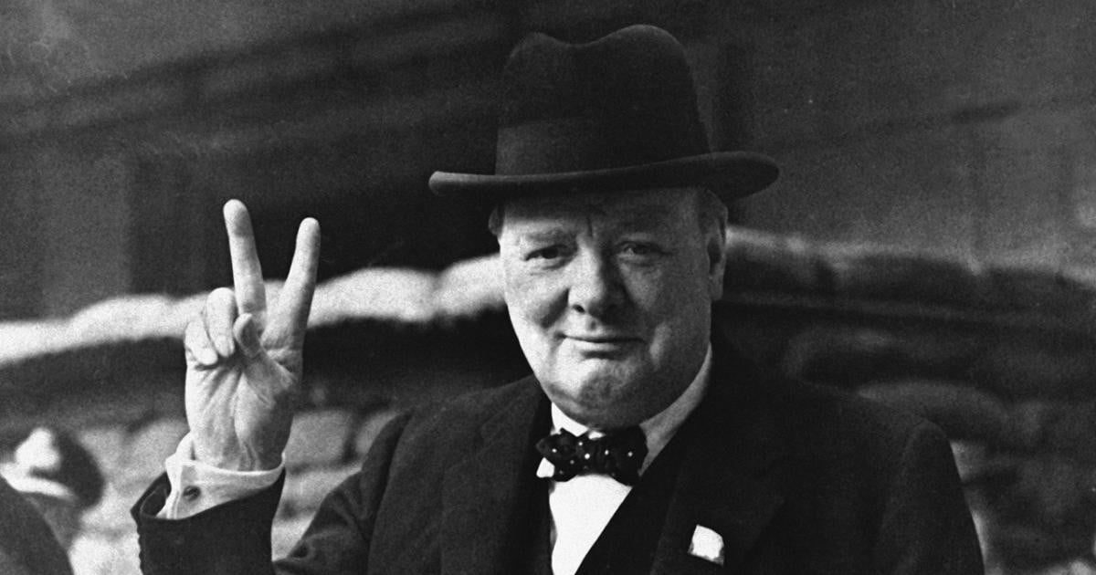 "Cuando tienes 20 años, te importa lo que todos piensan de ti, cuando tienes 40 años dejas de preocuparte por lo que todos piensan, cuando tienes 60 años, te das cuenta de que nadie estaba pensando en ti en primer lugar".
Winston Churchill