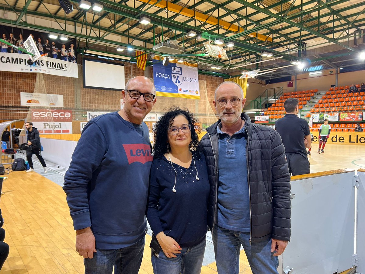 L'equip de l’hoquei a l’#EnjocTV🏑 d'avui!

🎙 Narra <a href="/jordi_martib/">Jordi Martí Bosquet</a>
📋 Analista <a href="/afolgui/">albert folguera</a>, exentrenador <a href="/LleidaLlista/">Pons.Lleida</a>
🚶 Amb <a href="/EvaCortijo75/">Eva Cortijo Martil</a>, de <a href="/LleidaTV/">Lleida TV</a>, a peu de pista

🔴 Vivim la #ParlemOKLiga amb el <a href="/LleidaLlista/">Pons.Lleida</a> 🆚 <a href="/ReusDeportiu/">Reus Deportiu</a> en DIRECTE a 📺💻📱📡 <a href="/laxarxames/">La Xarxa+</a>!