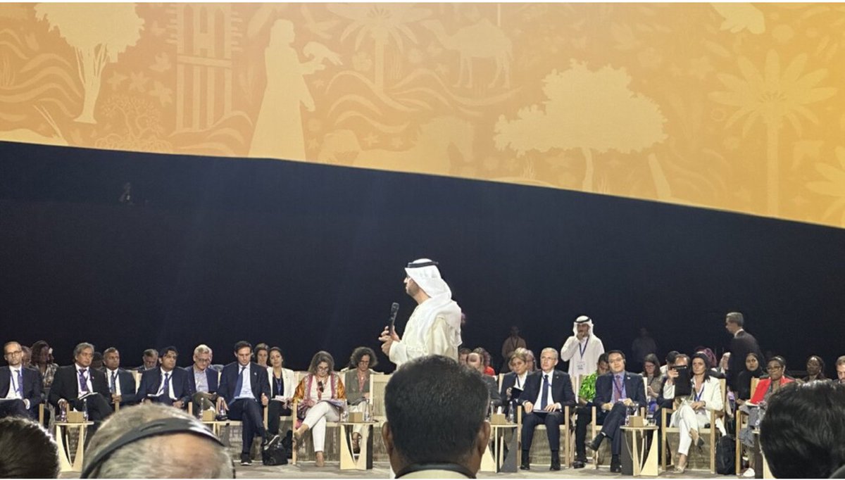 Questo potrebbe essere ricordato come il momento decisivo di COP28: al Jaber ha convocato un'assemblea su un modello tradizionale arabo, il majlis. Questa foto è importante: qual è l'unico paese europeo a non aver mandato il ministro? L'Italia. Vestita di bianco c'è la