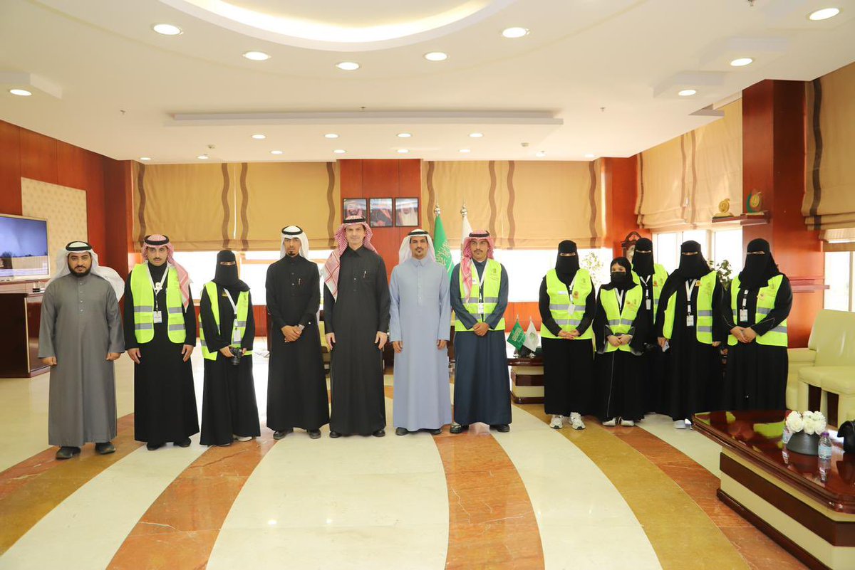 JoufUniversity's tweet photo. رئيس #جامعة_الجوف أ.د. محمد بن عبدالله الشايع يلتقي أعضاء نادي نزاهة التطوعي بالجامعة، ويستعرض أنشطة ومبادرات النادي، ويشيد بدور النادي في تعزيز الوعي المجتمعي لمكافحة الفساد، و تعزيز قيم النزاهة والمواطنة ورح الانتماء بين منسوبي وطلبة الجامعة والمجتمع المحلي. 
#اليوم_الدولي_لمكافحة_الفساد