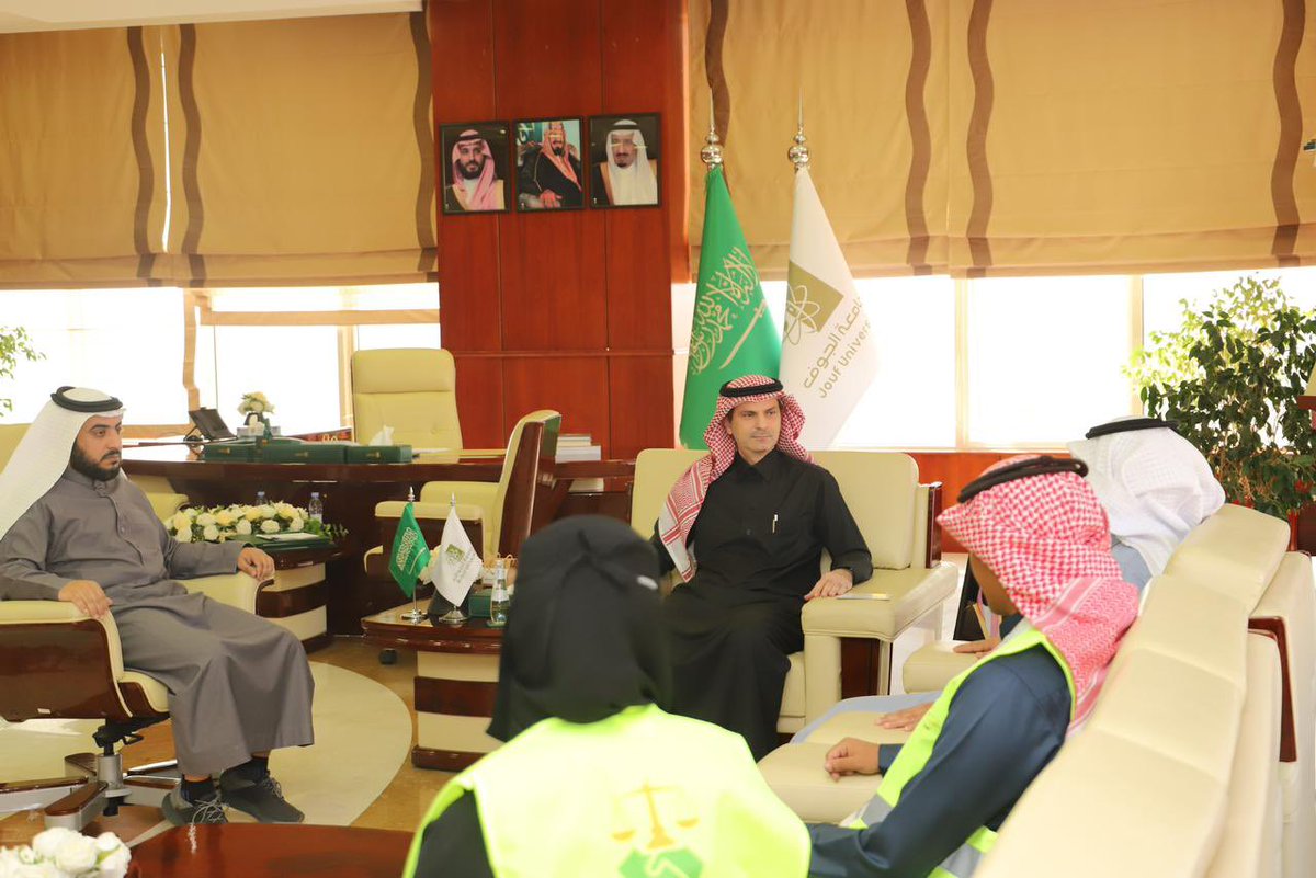 JoufUniversity's tweet photo. رئيس #جامعة_الجوف أ.د. محمد بن عبدالله الشايع يلتقي أعضاء نادي نزاهة التطوعي بالجامعة، ويستعرض أنشطة ومبادرات النادي، ويشيد بدور النادي في تعزيز الوعي المجتمعي لمكافحة الفساد، و تعزيز قيم النزاهة والمواطنة ورح الانتماء بين منسوبي وطلبة الجامعة والمجتمع المحلي. 
#اليوم_الدولي_لمكافحة_الفساد
