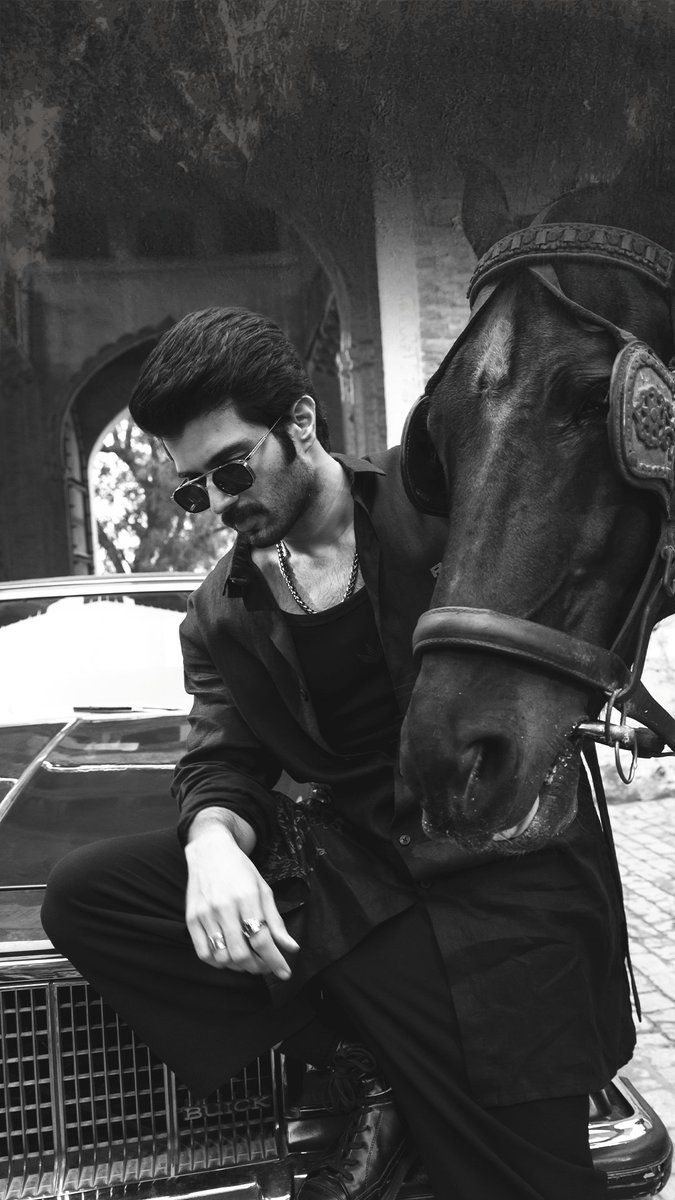 RGV_fan01's tweet photo. Me holding 🐎 https://t.co/qTzo2jpdQY