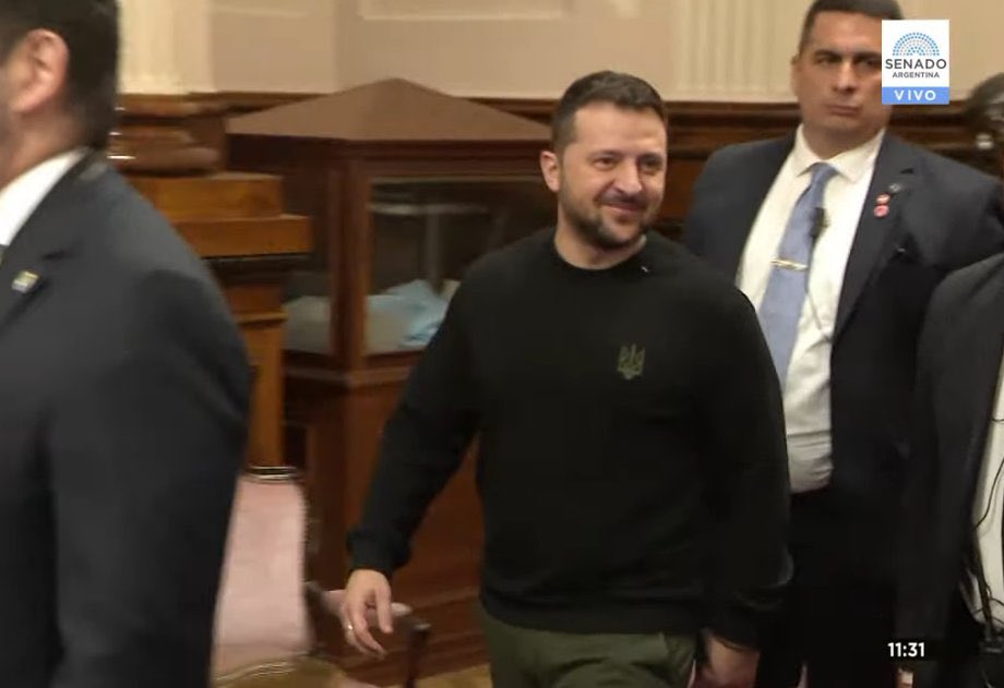 flandivar's tweet photo. Todo el cambio se explica con una sola idea: en la Argentina que se va el héroe era Putin, en la Argentina que llega el héroe es Zelensky. Ahí tenés el principio de todo. https://t.co/cjUIAH6hRT
