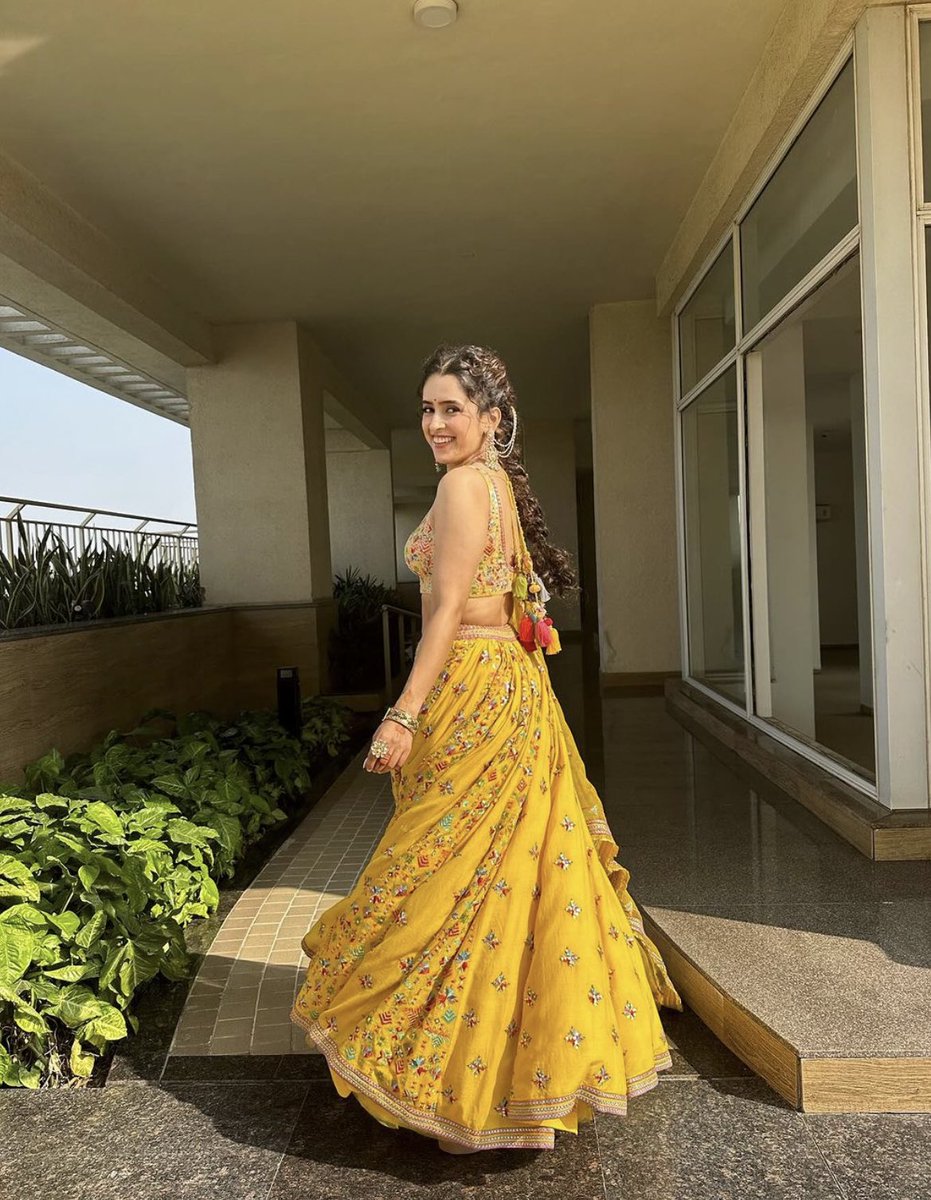 Just #SanyaMalhotra in all her sunkissed glory. 💛