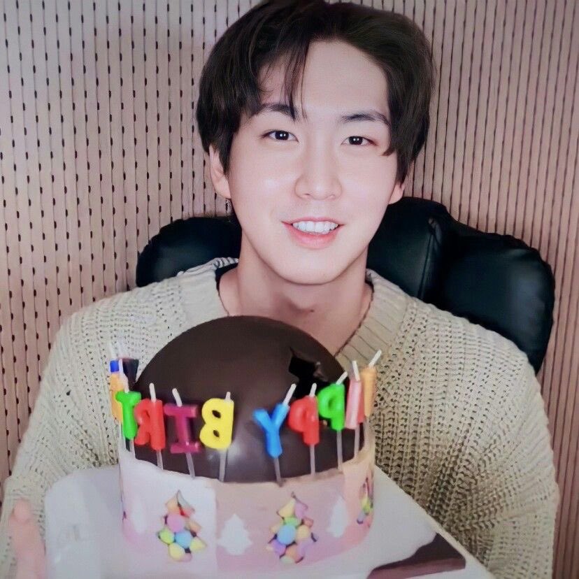 TentasticAr's tweet photo. ✨Happy Birthday Shinwon✨

بدخول يوم جديد في كوريا يُصادف يوم ميلاد الارنب خاصتُنا شينوون الـ 28 عام🐰✨💕

نتمنى له يوم ميلاد سعيد و عام مليئًا بالسعادة و الانجازات و نتمنى أن يبقى بصحة جيدة إلى الأبد❤️‍🩹❤️‍🩹~

#신원이가_원하는대로_살아가길 
#ShinwonIsTheOnlyWay https://t.co/oZqvzq31K9