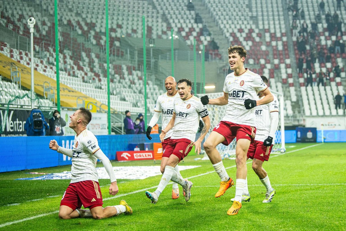 Jędrek Zając (nasz ubiegłoroczny maturzysta) był zawsze oazą spokoju. Czerwony pasek i wzorowe zachowanie na świadectwie maturalnym.
Bramka w debiucie w <a href="/_Ekstraklasa_/">PKO BP Ekstraklasa</a> strzelona, jak gdyby miał już na koncie ponad 100 meczów!

<a href="/MGortat/">Marcin Gortat🇵🇱</a> <a href="/ap_lkslodz/">Akademia ŁKS Łódź</a> <a href="/LKS_Lodz/">ŁKS Łódź</a> <a href="/FeterMichal/">Michał Feter</a>  Fot. ŁKS