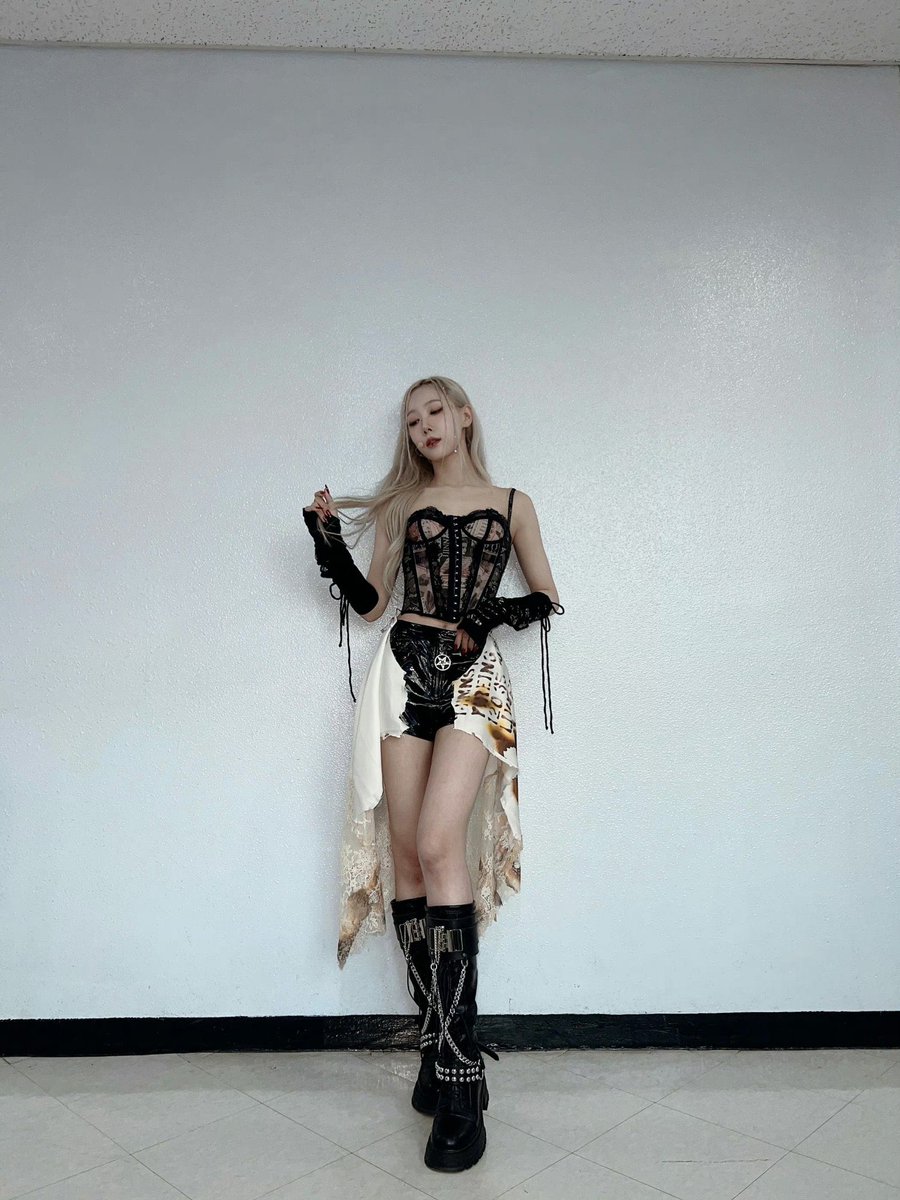 courtney tweet media