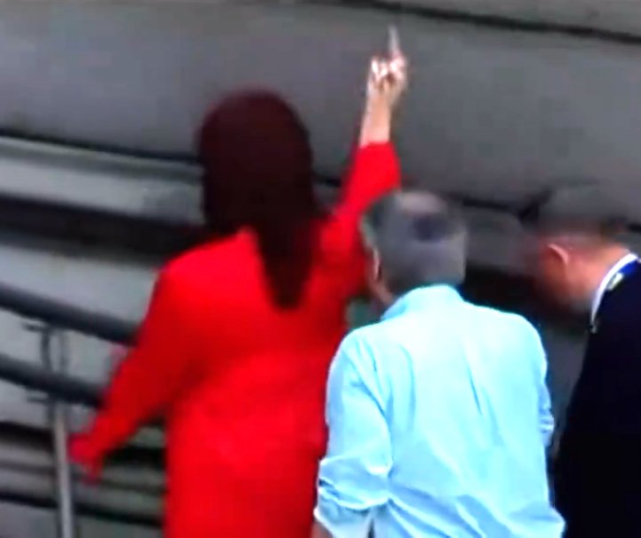 Así se va para siempre Cristina Kirchner.
La peor corrupta de la historia, la más chorra, cínica y mafiosa.
Demostraste hasta el último segundo que fuiste, sos y serás lo PEOR que le pasó a los Argentinos.